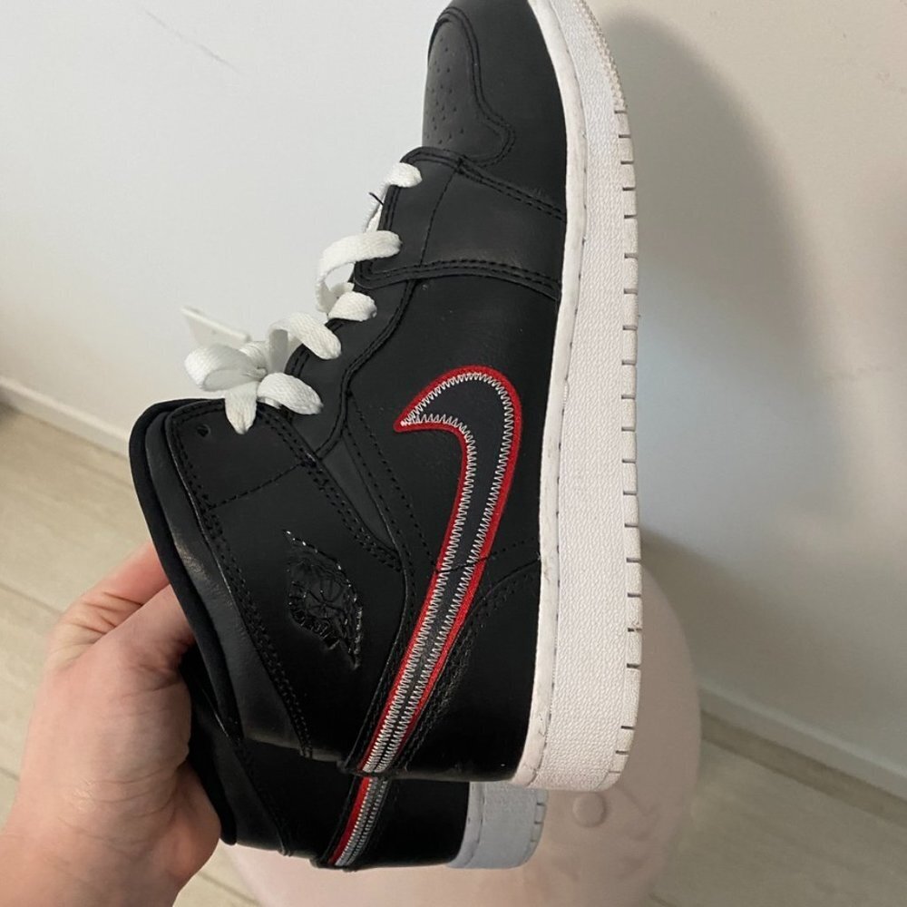 Nike Air Jordans Black & Red Size 6.5Y - Picture 8 of 10